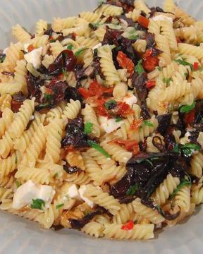 Паста с орехами, помидорами и свекольными листьями