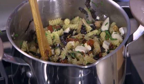 паста с орехами, помидорами и свекольными листьями