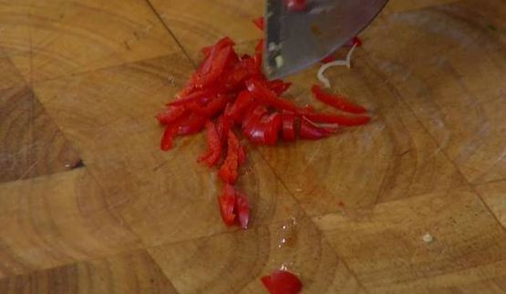 паста с орехами, помидорами и свекольными листьями