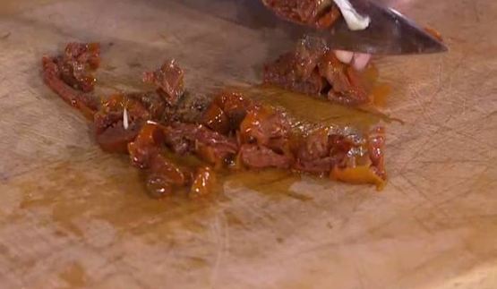 паста с орехами, помидорами и свекольными листьями