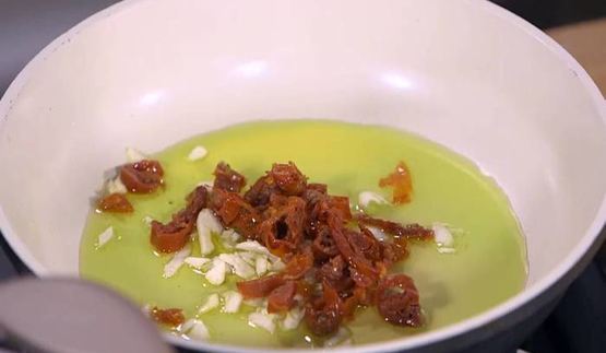 паста с орехами, помидорами и свекольными листьями