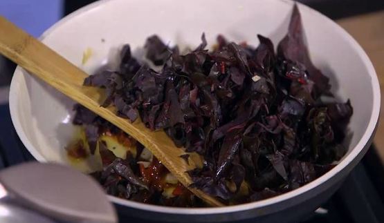 паста с орехами, помидорами и свекольными листьями