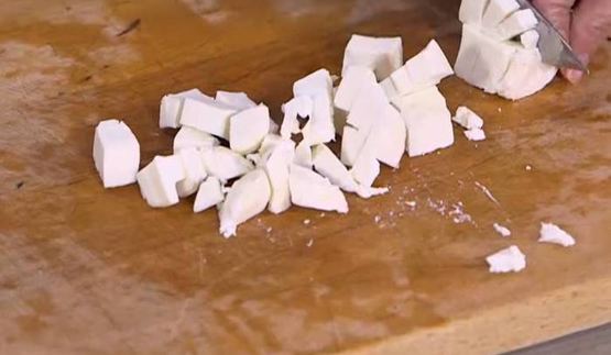 паста с орехами, помидорами и свекольными листьями