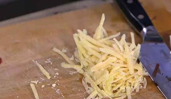 паста с орехами, помидорами и свекольными листьями