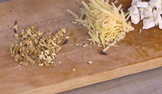 паста с орехами, помидорами и свекольными листьями