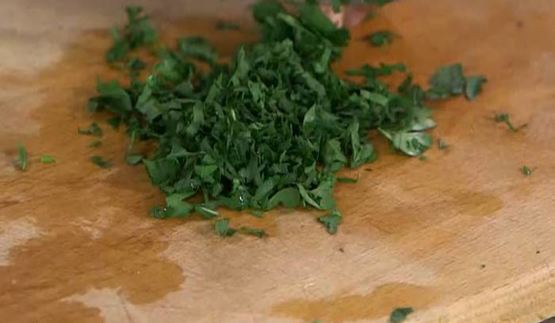 паста с орехами, помидорами и свекольными листьями