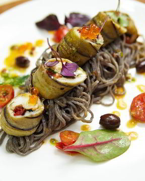 Паста с роллом из дорадо и креветки