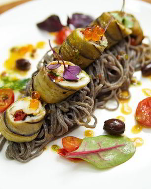 Паста с роллом из дорадо и креветки