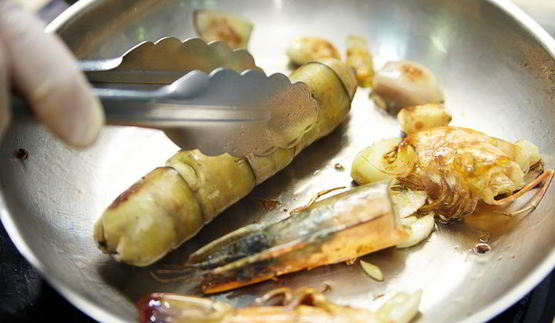 паста с роллом из дорадо и креветки