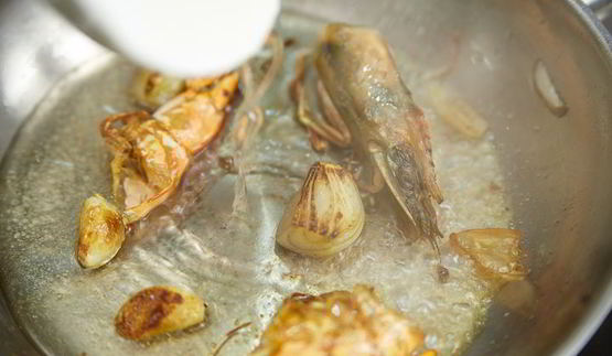 паста с роллом из дорадо и креветки