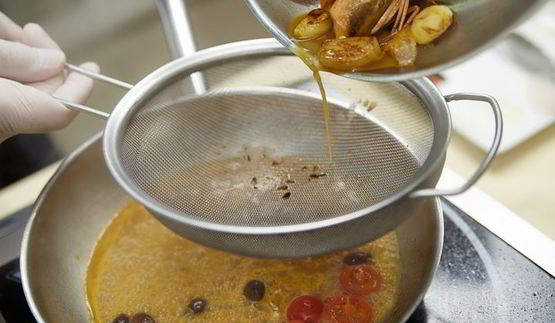 паста с роллом из дорадо и креветки