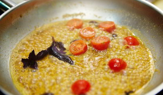 паста с роллом из дорадо и креветки