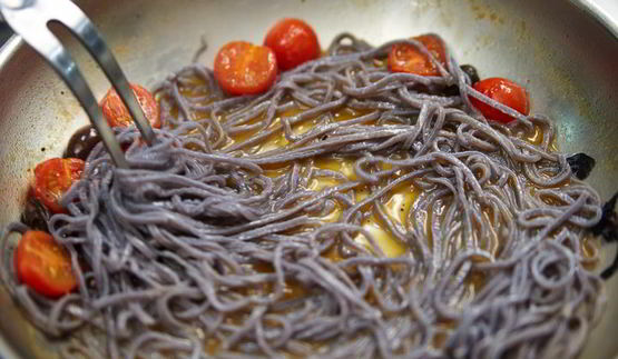 паста с роллом из дорадо и креветки