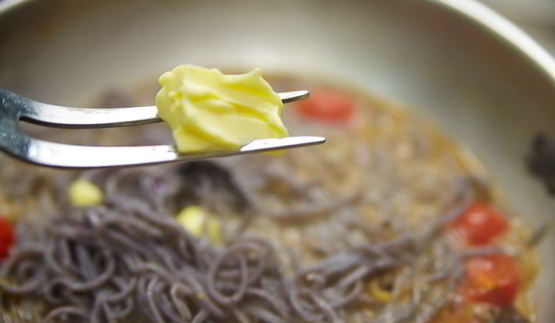 паста с роллом из дорадо и креветки