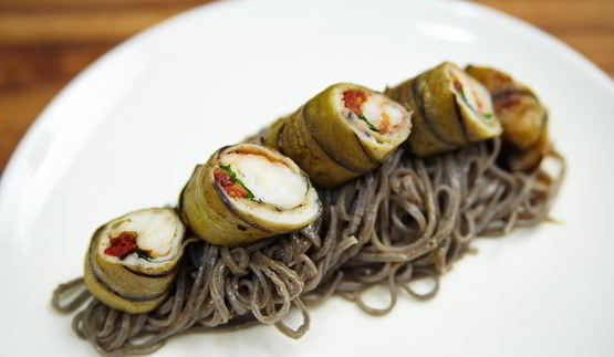 паста с роллом из дорадо и креветки