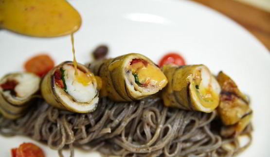 паста с роллом из дорадо и креветки