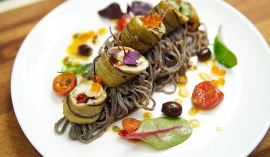 паста с роллом из дорадо и креветки