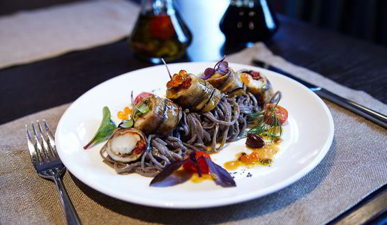 паста с роллом из дорадо и креветки