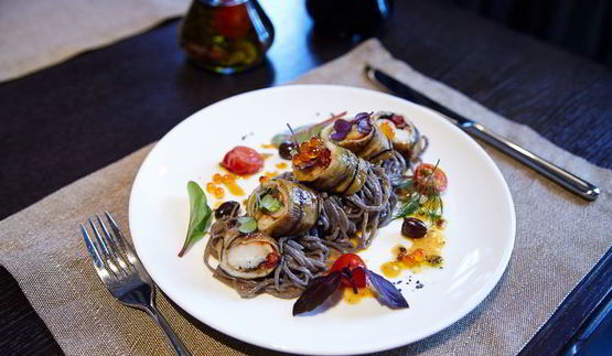 паста с роллом из дорадо и креветки