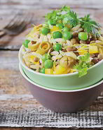 Паста с зеленой чечевицей, оливками и лимоном