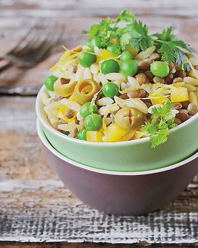 Паста с зеленой чечевицей, оливками и лимоном