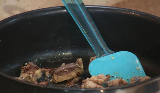 сицилийская паста с консервированной скумбрией и сухариками