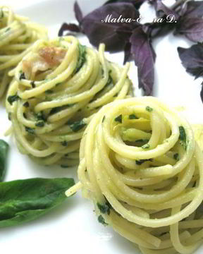 Спагетти с базиликом, шпинатом и беконом