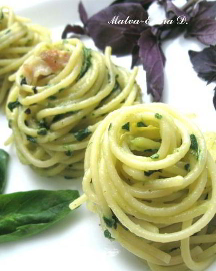 Рецепт спагетти с базиликом, шпинатом и беконом