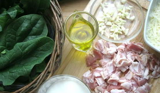 спагетти с базиликом, шпинатом и беконом