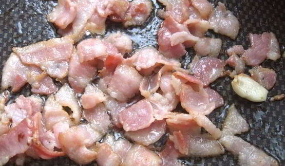 спагетти с базиликом, шпинатом и беконом