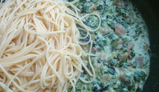 спагетти с базиликом, шпинатом и беконом