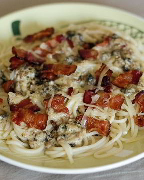 Спагетти с беконом и чесноком