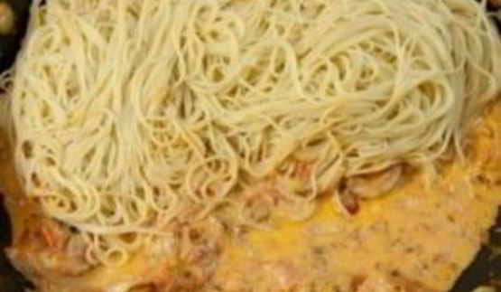 спагетти с креветками в сливочно-томатном соусе