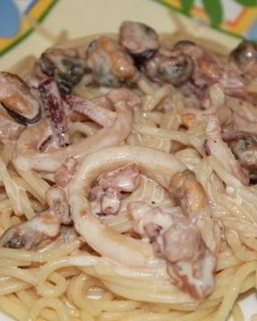 Спагетти с морепродуктами под сырно-сливочным соусом