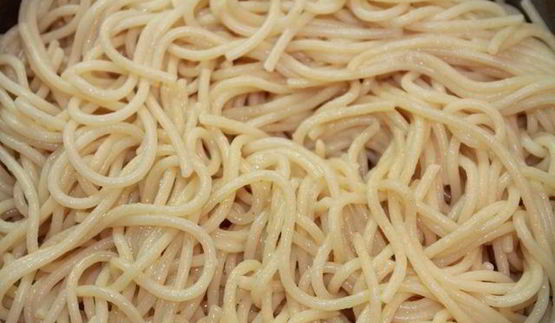 спагетти с морепродуктами под сырно-сливочным соусом