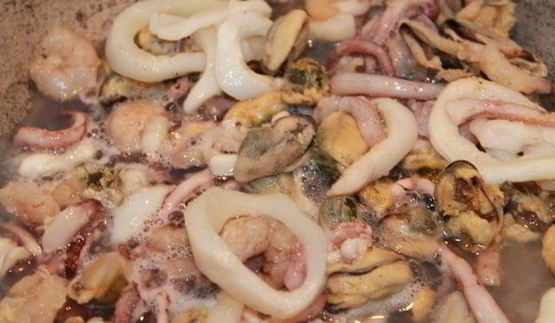 спагетти с морепродуктами под сырно-сливочным соусом