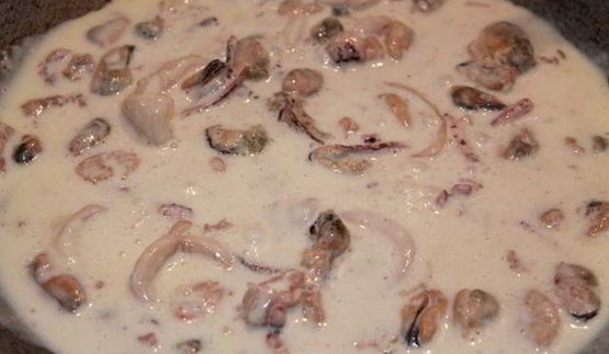 спагетти с морепродуктами под сырно-сливочным соусом