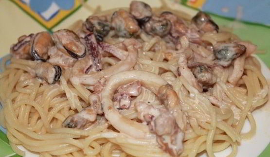 спагетти с морепродуктами под сырно-сливочным соусом