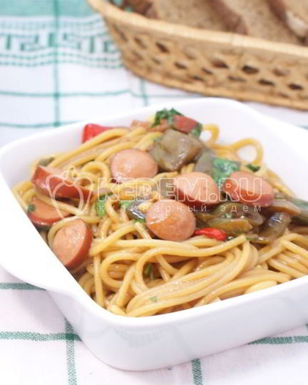 Рецепт спагетти с овощами и сосисками
