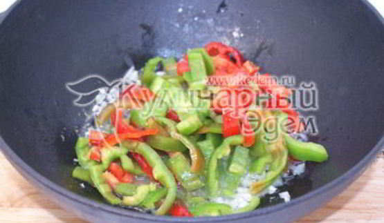 спагетти с овощами и сосисками