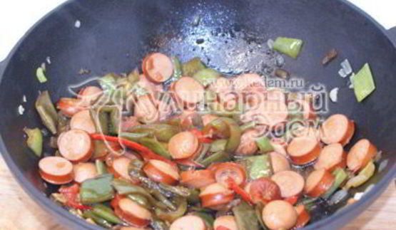 спагетти с овощами и сосисками