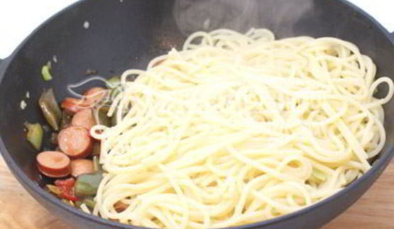 спагетти с овощами и сосисками