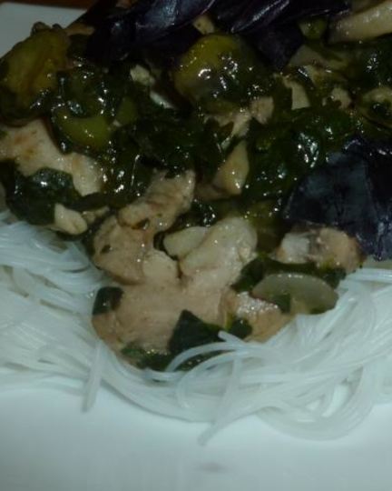 Рецепт жареной лапши со свининой и шпинатом