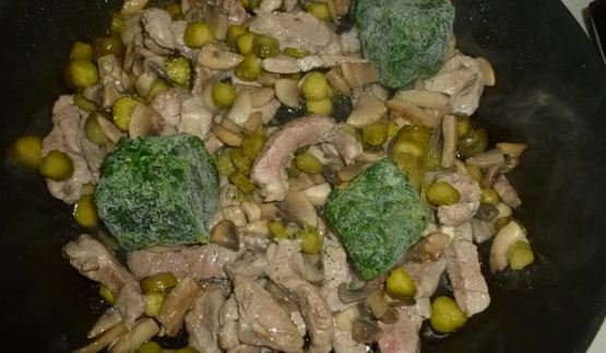 жареная лапша со свининой и шпинатом