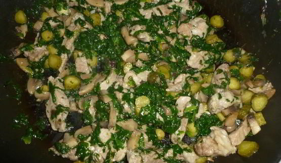 жареная лапша со свининой и шпинатом