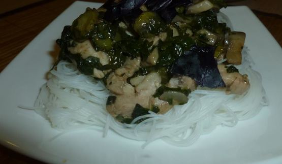 жареная лапша со свининой и шпинатом