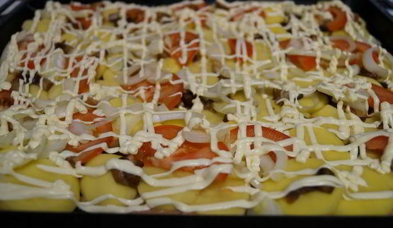 мясо по-французски с грибами и помидорами