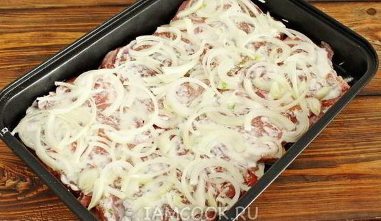 мясо по-французски с картошкой и помидорами