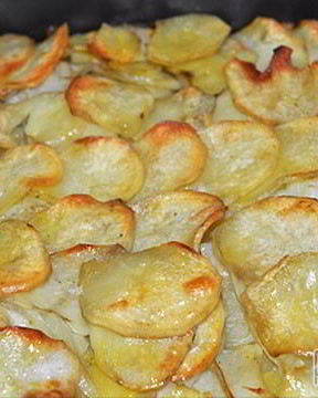 Запеченный картофель с луком по-французски