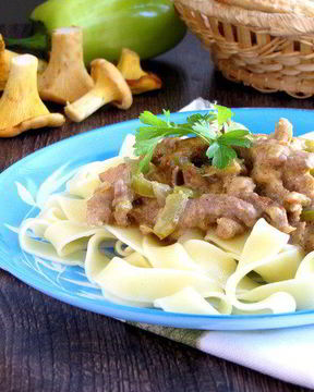 Бефстроганов с грибами и сладким перцем